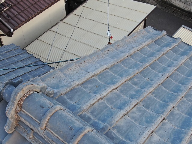 棟の下の瓦にヒビが入っています。